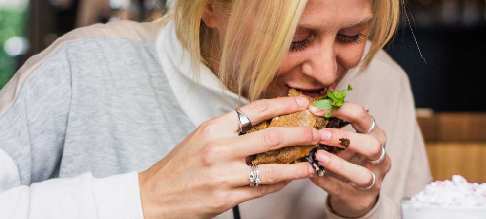 Femme mangeant un burger